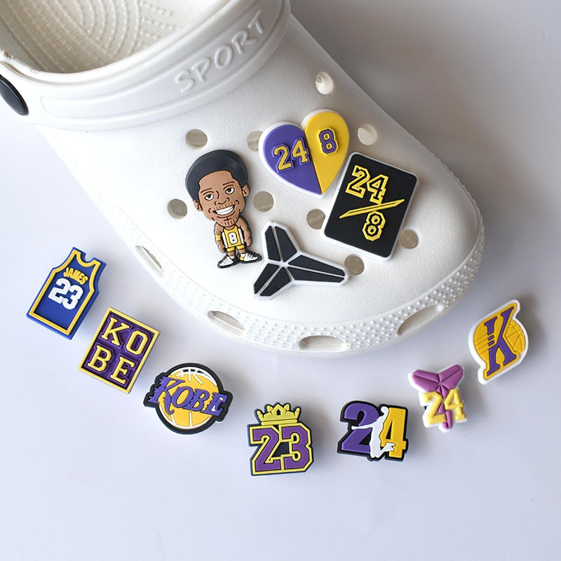 จี้การ์ตูนบาสเก็ตบอล-jibbitz-charm-james-jibits-croc-nba-shoe-charms-kobe-bryant-croc-jibbits-pin-สําหรับผู้หญิง-อุปกรณ์เสริมตกแต่งรองเท้า