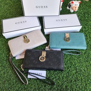 แท้💯% outlet กระเป๋าสตางค์ Guess ใบยาว ด้านหน้าปั้มชื่อแบรนด์บนโลหะ และห้อยโลหะโลโก้แบรนด์