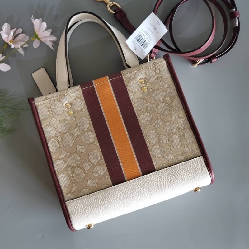 สด-ผ่อน-กระเป๋า-8-5-นิ้ว-สี-เบจแดงไวน์-c7083-dempsey-tote-22-in-signature-jacquard-with-stripe-and-patch