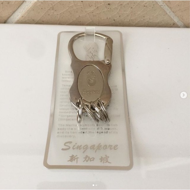 พวงกุญแจ-ตัวห้อยกุญแจ-จาก-singapore-สีสวยมาก-ลายน่ารัก-วัสดุดี-หนา-ทนทานต่อการใช้งาน-สีเงิน-ของใหม่-มือ-1
