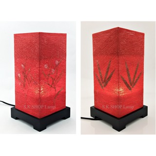 ภาพหน้าปกสินค้าโคมไฟตั้งโต๊ะ เส้นด้ายสีแดง ทอมือ ลายดอกญี่ปุ่น / ลายใบไผ่ สี่เหลี่ยม พร้อมฐานไม้ ที่เกี่ยวข้อง