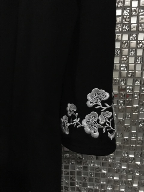 เสื้อสีดำแขนยาวมีลูกไม้สีดำด้านหน้า-ตรงแขนปักลายดอกไม้สีขาว-เสื้อขาวดำ-คัทติ้งดีมาก-งานตัด-สวยมากๆค่ะ-อก-36-40