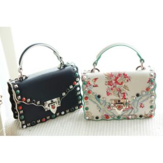 เช็คสินค้าก่อนสั่ง Valentino Studded shoulder bag
ไซส์มินิแบบพกพา