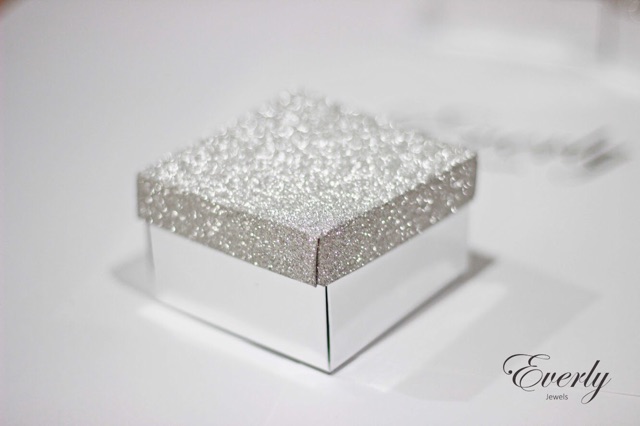 luxury-silver-gift-box-กล่องของขวัญแบบไฮโซ-สีเงิน