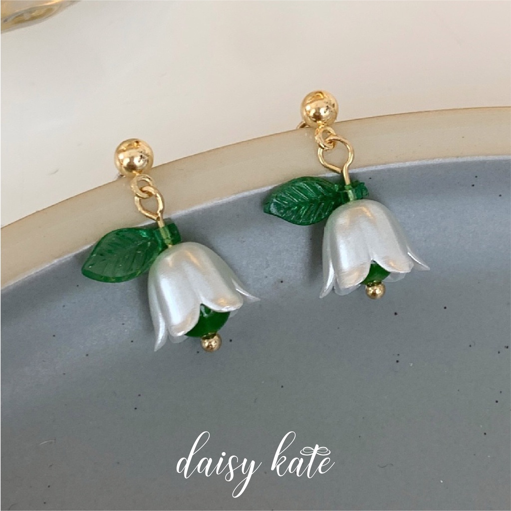 Daisy Kate ต่างหูรูปดอกทิวลิปสีขาวใบเขียว ต่างหูแฟชั่น ก้านเงิน S925