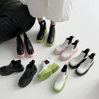 ภาพหน้าปกสินค้ารองเท้าบู๊ทเกาหลี 🥾 บู๊ท 2021 ฤดูร้อนใหม่สไตล์แฟชั่นรองเท้าส้นกลมหนาทึบทุกคู่ของผู้หญิงรองเท้าบู๊ทเชลซีที่เพิ่มความสูง ที่เกี่ยวข้อง