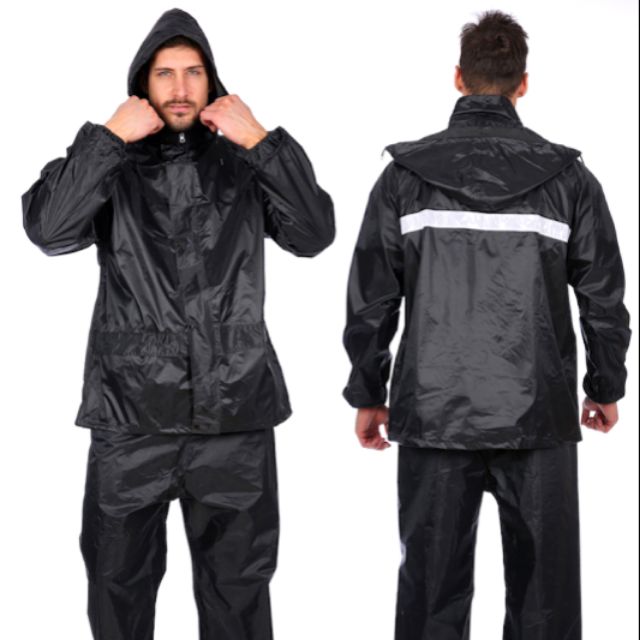 ภาพหน้าปกสินค้าชุดกันฝน Black RaincoatขนาดXXXLเสื้อกันฝนมีแถบสะท้อนแสง(เสื้อ+กางเกง+กระเป๋าใส่)เนื้อผ้าใส่สบายทนทานกันฝนดีเยี่ยม (สีดำ)
