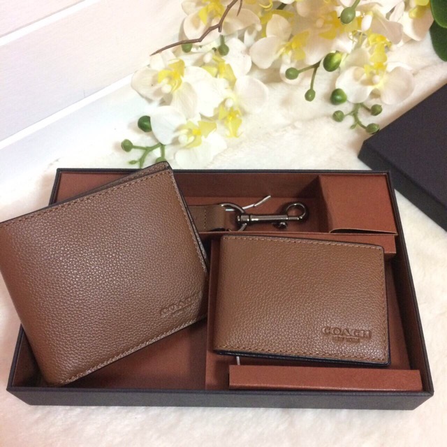 coach-กระเป๋าสตางค์-set-สีน้ำตาล-มีพวกกุญแจ-พร้อมกล่องมาด้วยค่ะ-ใครหาของขวัญ-ให้หนุ่มๆ-อยู่รีบจับจองเลยค่ะ