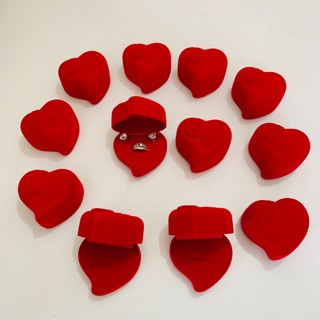 กล่องใส่แหวนต่างหู กล่องใส่ต่างหู รูปหัวใจดอกกุหลาบ size 6x6x4 cm. กำมะหยี่สีแดง มีราคาส่ง เริ่มที่ 1 ชิ้น