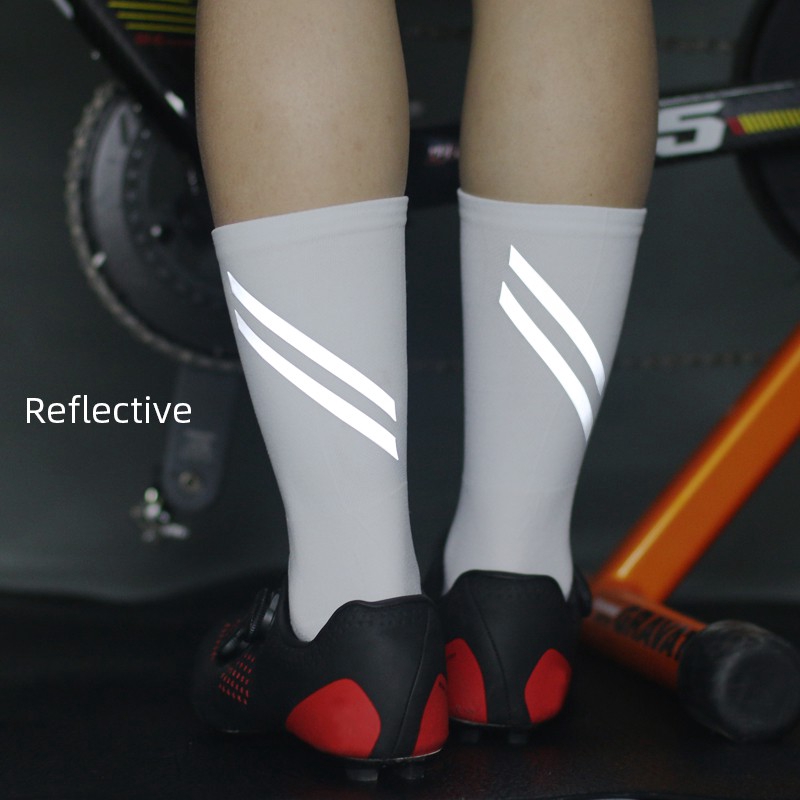 ภาพหน้าปกสินค้าถุงเท้าปั่นจักรยานสะท้อนแสง เพื่อความปลอดภัย