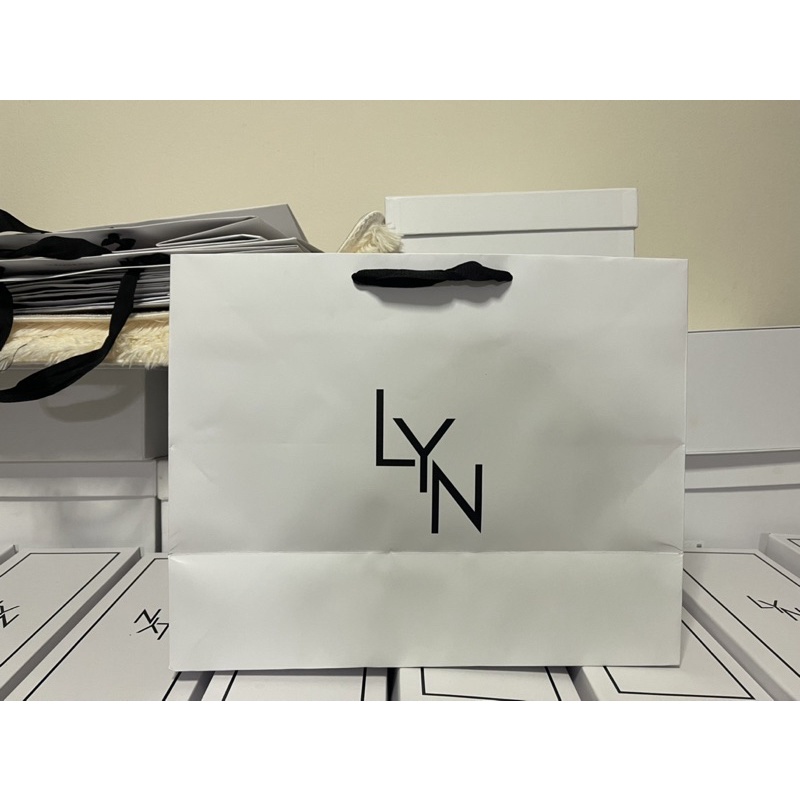 ภาพหน้าปกสินค้าถุงกระดาษ แบรนด์ LYN สีขาว จากร้าน nanthapat.ying2019 บน Shopee