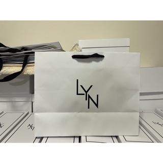 ภาพขนาดย่อของภาพหน้าปกสินค้าถุงกระดาษ แบรนด์ LYN สีขาว จากร้าน nanthapat.ying2019 บน Shopee