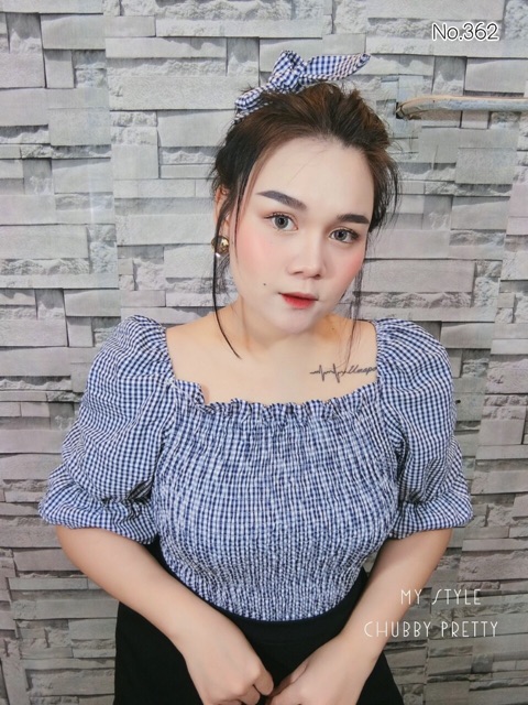 plus-size-36-46-เสื้อลายสก็อตย่น-คอเหลี่ยมแขนตุ๊กตาสม็อครอบตัว-โบว์ผูกผมเกร๋ๆ