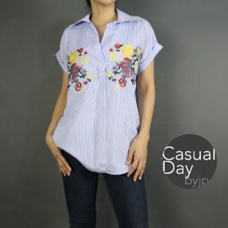 เสื้อเชิ้ตคอวีลายทางผ้าคอดตอนใส่สบายไม่ร้อนตกแต่งด้วยงานปักษ์ดอกไม้ที่หน้าอกทรงสวยสาวอวบก็ใส่ได้ราคาพิเศษตัวละ100บาท