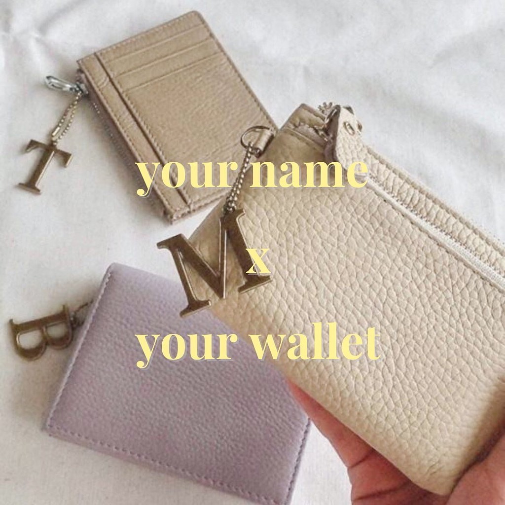 ภาพหน้าปกสินค้าButterjoyco your name x your wallet ️พวงกุญแจตัวอักษร *ราคาไม่รวมกระเป๋าค่ะ*