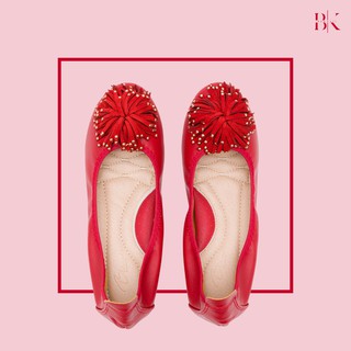 ภาพขนาดย่อของภาพหน้าปกสินค้ารองเท้าส้นเตี้ยสตรี Bekazii รุ่น NICOLE ( ครีม แดง น้ำเงิน ฟ้า ) จากร้าน bekazii บน Shopee