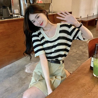 QiQi.th🍄เสื้อยืดถักลายทางแนววินเทจสำหรับผู้หญิงเสื้อแขนสั้นทรงฉลุลายออกแบบทรงหลวมแบบใหม่ฤดูร้อน ins แฟชั่น