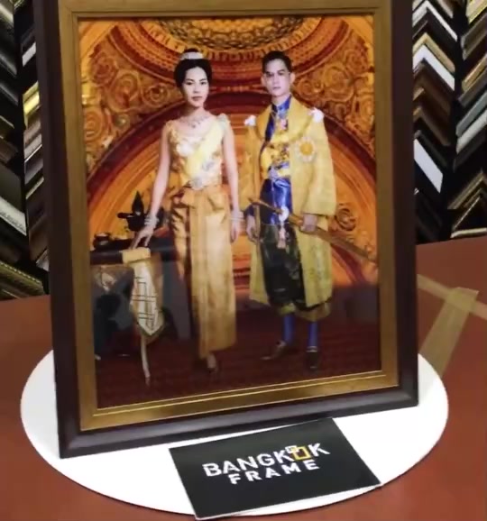 bangkokframe-กรอบรูปรูปภาพในหลวงราชินี-ภาพคู่ในหลวงราชินีร9-กรอบรูปสีทอง-ขนาดภาพ16x20นิ้ว