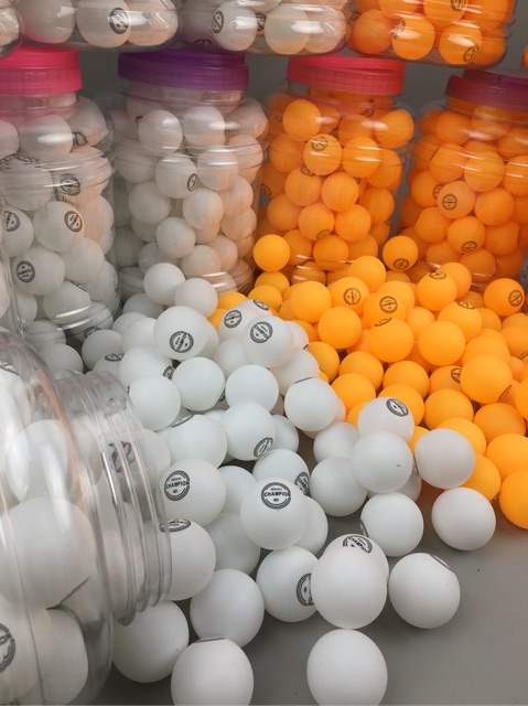 ภาพหน้าปกสินค้ามีสีขาว และส้ม ลูกปิงปองฝึกซ้อม แบบกระป๋อง (72 ลูก) จากร้าน double_k_sport บน Shopee