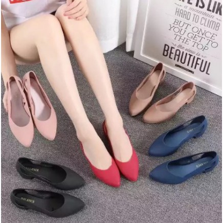 ภาพหน้าปกสินค้ารองเท้ายางคัชชู รุ่นรัดส้น TX1919 รองเท้าส้นตึกสำหรับผู้หญิง แบบซิลิโคน ยืดหยุ่น ไม่กัดเท้า