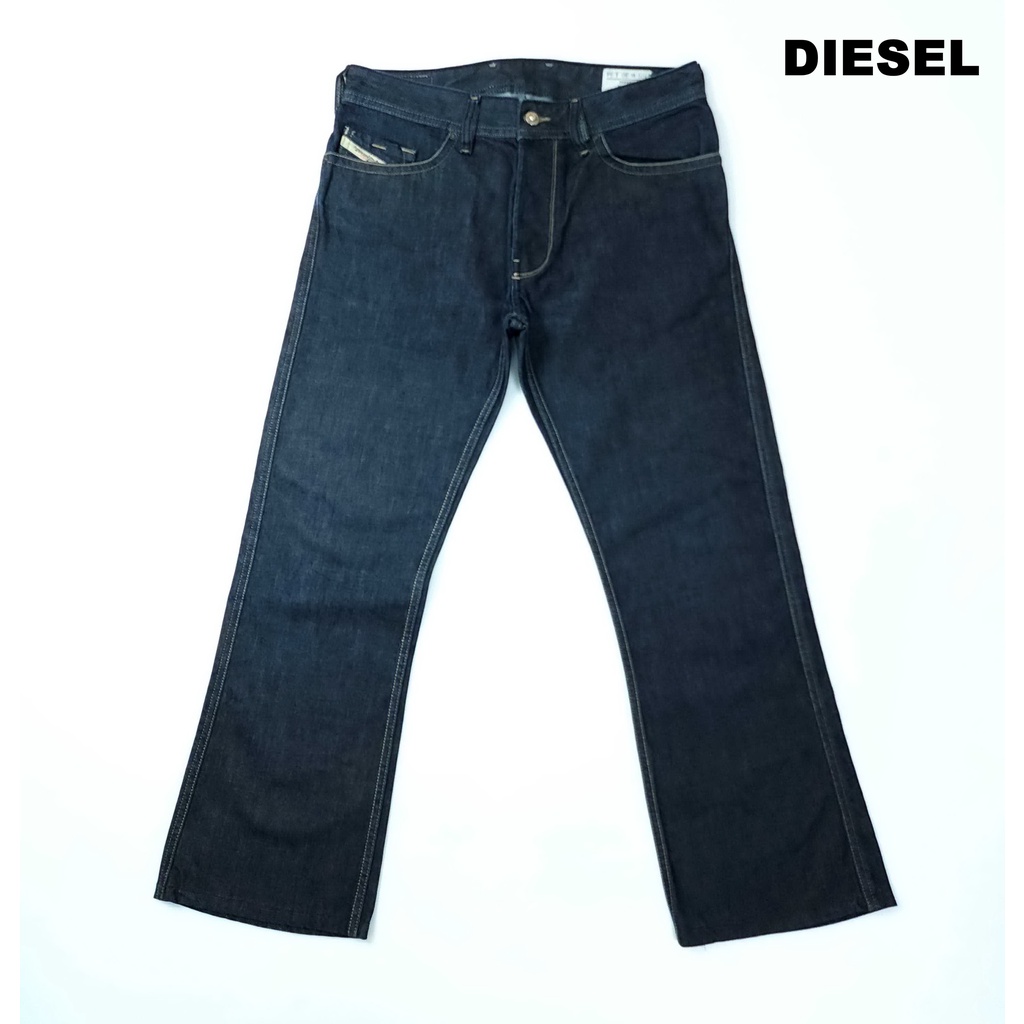 ยีนส์-diesel-เอว-31-32-ผ้าด้าน-สีเข้มใหม่-กระเป๋าปิด-ทรงbootcut-made-in-italy