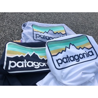 เสื้อยืดแขนสั้น พิมพ์ลายตัวอักษร Patagonia ขนาดเล็ก สีพื้น สําหรับคู่รัก