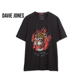 【hot sale】DAVIE JONES เสื้อยืดพิมพ์ลาย สีดำ ทรง Regular Fit Graphic Print T-Shirt in black TB0269BK