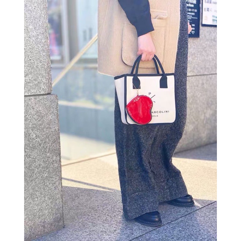 pierre-marcolini-brussels-bag-set-จากนิตยสารญี่ปุ่น-เซตกระเป๋าผ้าสีขาว-กระเป๋าพวงกุญแจทรงหัวใจสีแดง