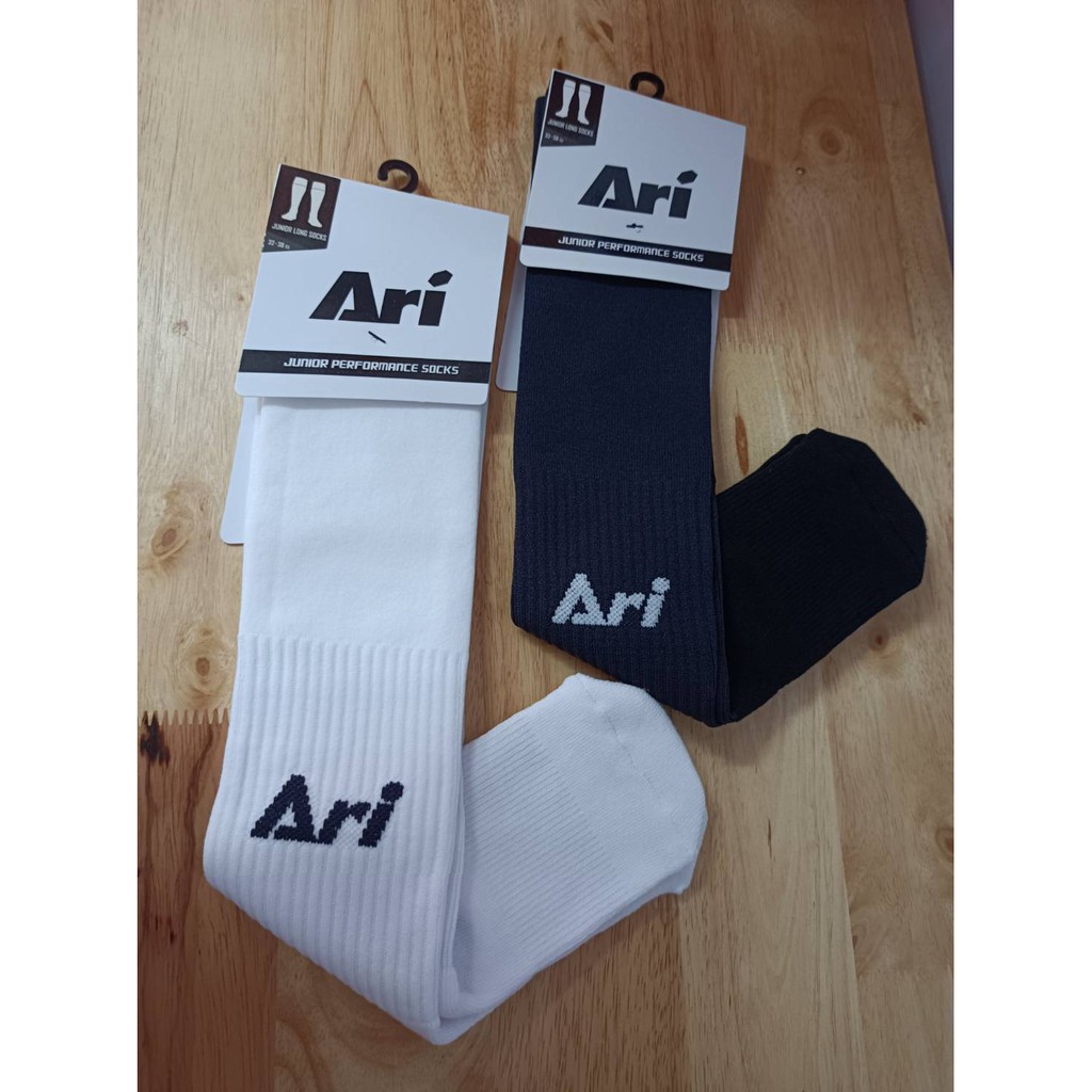 ภาพหน้าปกสินค้าถุงเท้าบอลเด็ก Ari junior long socks แท้ รุ่นใหม่ จากร้าน amornpan239 บน Shopee