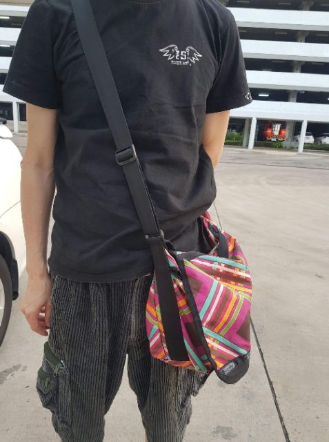 กระเป๋าสะพายข้าง-lesportsac-มือ-2