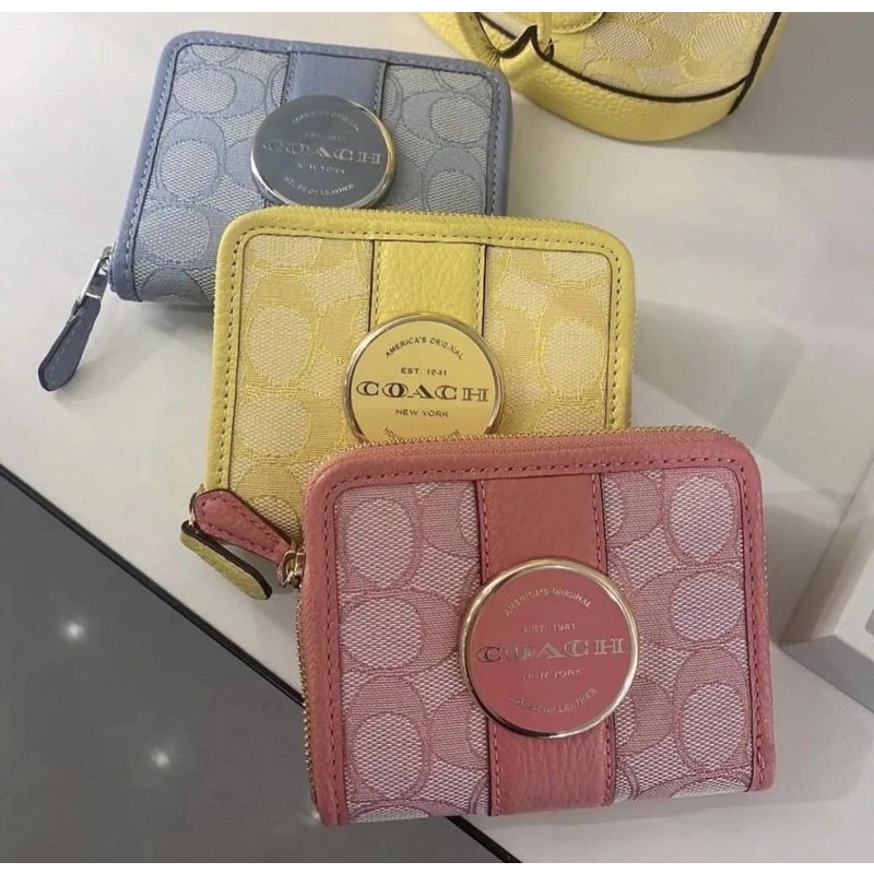 สด-ผ่อน-กระเป๋าสตางค์ซิปรอบใบสั้น-c8323-lonnie-small-zip-around-wallet-in-signature-jacquard