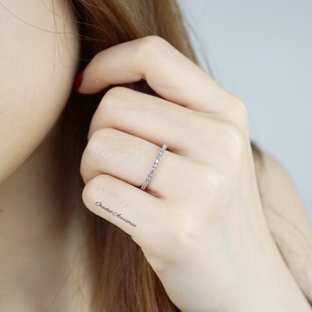 ภาพหน้าปกสินค้าTiny sparkle ring. (แหวนแบบบาง งานชุบทองคำขาว เพชร CZ ล้อมทั้งวง) จากร้าน orachat_accessories บน Shopee