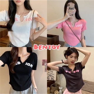 Bentoy(25047)เสื้อครอปอขนสั้นไหมพรม ดีเทลลายอังกฤษ หน้าวี Fashion