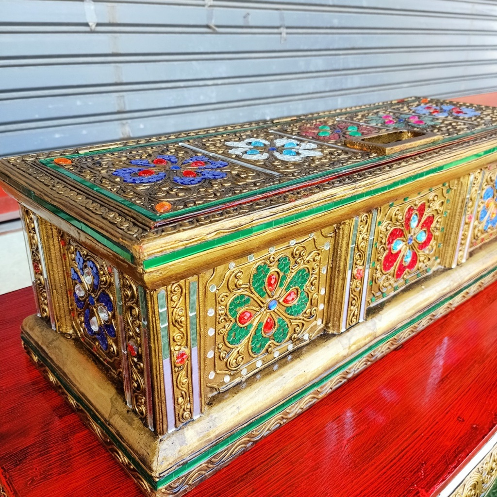 ชุดกล่องพระธรรม-โต๊ะ-ทำจากไม้-แต่งสีแดง-ทองเก่าโบราณ-ออกแบบลายเดินเส้น-ติดกระจกสี-ประณีตสวยงาม