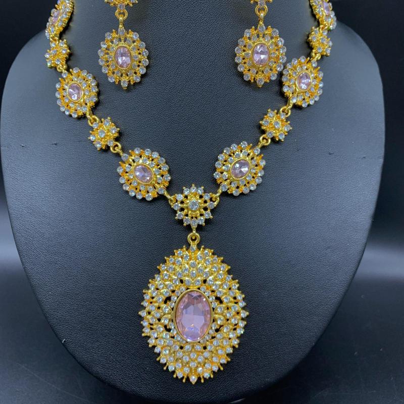 thai-jewellery-ชุดเครื่องประดับสตรีไทย-สร้อยคอทองคำตกแต่งด้วยพลอย-jewelry-set
