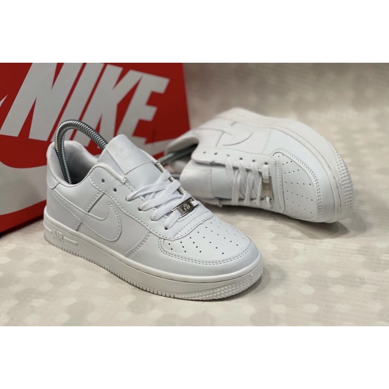 รองเท้าผ้าใบ-nike-air-force-1