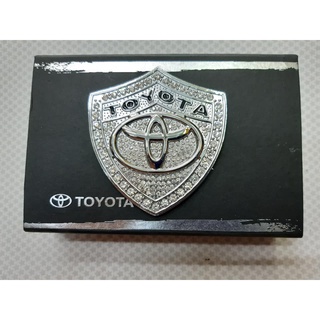 เพลส โลโก้TOYOTA ฝังเพชร การ์ลัน (กว้าง6.5cmXยาว7.5cm)