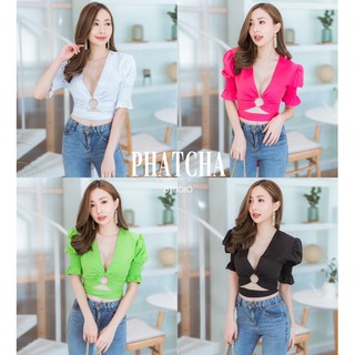 สายฝอคอวีเว้าลึกแขนสั้นเพิ่มดีเทลแต่งห่วฃเงินด้านหน้าใต้อก เสื้อครอปแต่งห่วงใต้อก เสื้อคอวีแต่งห่วงใค้อก สวยมากจ้า