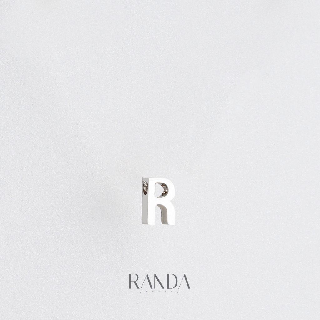 ภาพหน้าปกสินค้าRanda เพิ่มจี้อักษรพิมใหญ่สีเงินจากสร้อยตัวอักษรตัวละ 50 บาท จากร้าน randajewelry บน Shopee
