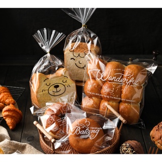 ภาพหน้าปกสินค้าถุงใส่ขนมแพ็คละ 95-100 ใบ ถุงขนมปังฝากาว ขนาด 15x18+3 cm.  ถุงใส่เค้กกล้วยหอม ถุงใส่โดนัทโดนัท ที่เกี่ยวข้อง