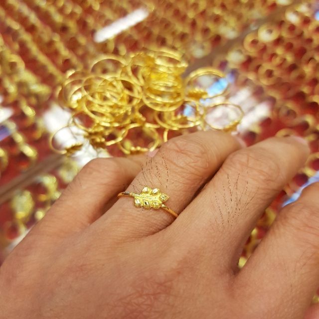 ภาพหน้าปกสินค้าแหวนทอง 0.6 กรัม ใบไม้ ทองคำแท้96.5% มีใบรับประกัน จากร้าน penchamps บน Shopee
