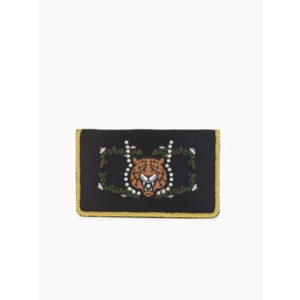 pomelo-tiger-print-embroidered-clutch-black-คลัช