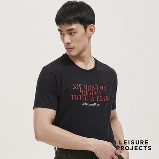 (LEISURE PROJECTS) HOLIDAY REGULAR FIT T-SHIRT เสื้อยืด ทรง regular fit พิมพ์ลายด้านหน้า