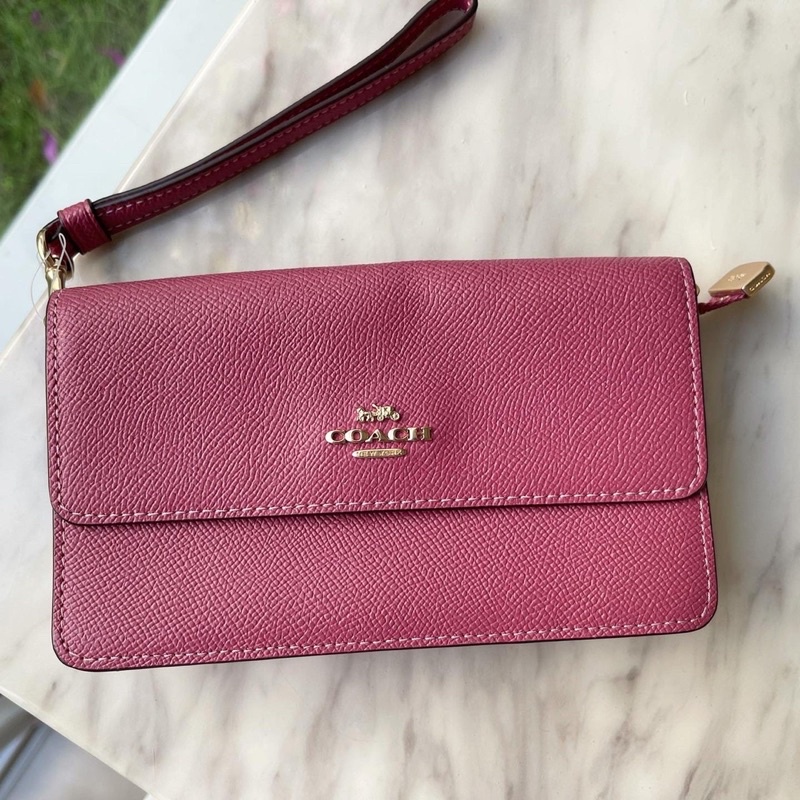 ผ่อน0-กระเป๋า-คล้องมือ-coach-foldover-wristlet-7-นิ้ว-ลายซี-สีชมพู