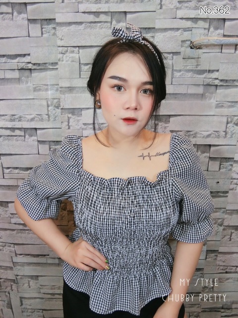 plus-size-36-46-เสื้อลายสก็อตย่น-คอเหลี่ยมแขนตุ๊กตาสม็อครอบตัว-โบว์ผูกผมเกร๋ๆ