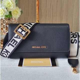 (ผ่อน0%) กระเป๋าสะพายข้าง Michael Kors Jet Set Travel Multifunction Phone Crossbody Bag 35F2GTTC8L สายสปอร์ต หนังแท้สีดำ