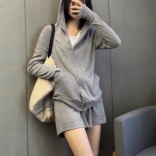 [SC Downstairs Follow Store Instantly Reduce 30] ชุดกีฬา เสื้อฮู้ด กางเกงขาสั้น ลายทาง สองชิ้น สําหรับผู้หญิง