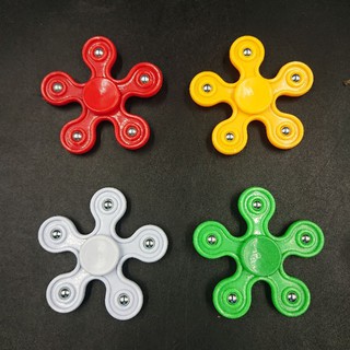 โคตรถูก💥💥 ​ 9 บาท!! ✨​สปินเนอร์​ (Spinner) 5 เหลี่ยม​ มีเหล็กถ่วงสมดุล​ 4  สี​ 💥 วัสดุพลาสติก มีกล่องใส่ให้ เล่นสนุก