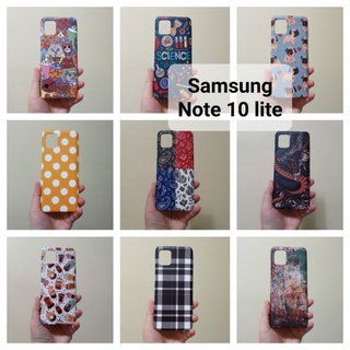 เคสแข็ง Samsung Note 10 lite มีหลายลาย เคสไม่คลุมรอบนะคะ เปิดบน เปิดล่าง (ตอนกดสั่งซื้อ จะมีลายให้เลือกก่อนชำระเงินค่ะ)