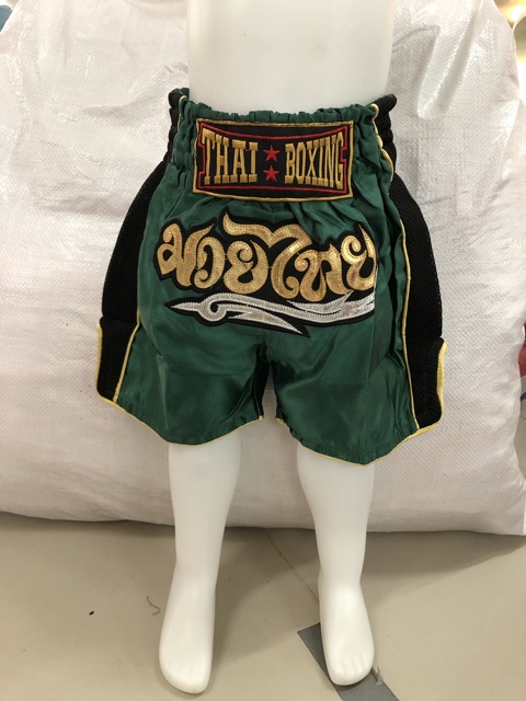 ภาพหน้าปกสินค้ากางเกงมวย กางเกงมวยไทย ของเด็ก ผ้าซาติน ปักอักษรสีทอง (Thai boxing) จากร้าน gale_june บน Shopee